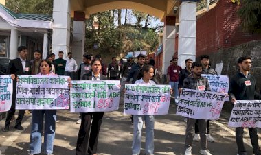 एचसीयू में एबीवीपी के अपराधियों द्वारा एसएफआई कार्यकर्ताओं पर हमले के विरोध में प्रदर्शन