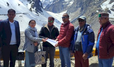 सिस्सू के सेल्फी पॉइंट में भूस्खलन को लेकर जिला प्रशासन वह सीमा सड़क संगठन की सिस्सू में बैठक आयोजित