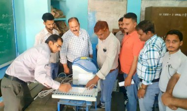 पीठासीन और मतदान अधिकारियों को समझाई मतदान प्रक्रिया, ब्वायज स्कूल नादौन में शुरू हुआ पहले दौर का पूर्वाभ्यास