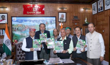 राज्यपाल ने पेंशनर कल्याण संघ की स्मारिका का विमोचन किया