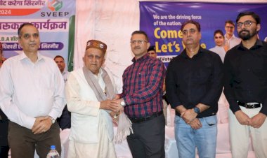 सिरमौर में शतकवीर मतदाता सम्मानित, 100 वर्ष की आयु पूरी कर चुके मतदाताओं को सम्मान