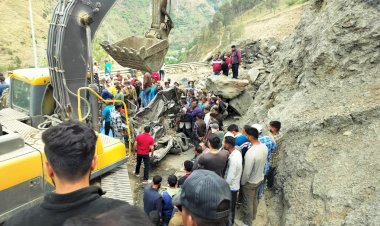 सनेल में मलबे की चपेट में आया वाहन, दो लोगों मौत