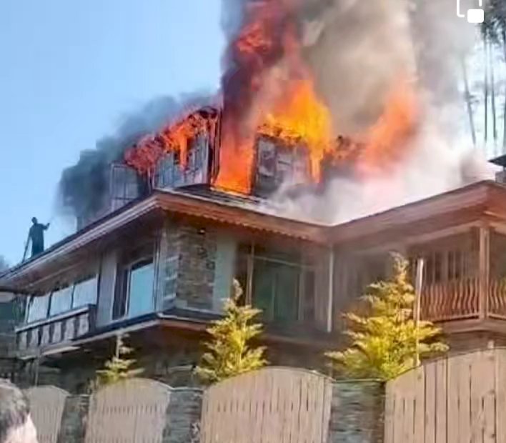 जरोल गांव में भीषण आग की भेंट चढ़ा मकान,  लाखों का नुकसान