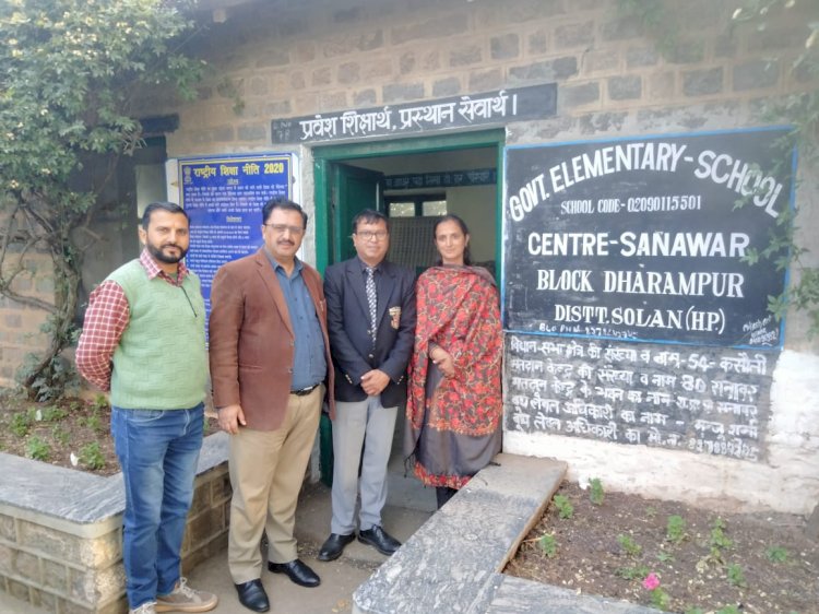 ज़िला निर्वाचन अधिकारी ने कसौली विधानसभा क्षेत्र में मतदान केन्द्र का निरीक्षण किया