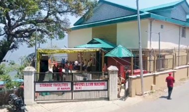 रेंडमाइजेशन के बाद नाहन से रवाना हुई EVM, राजनीतिक दलों की मौजूदगी में कड़ी सुरक्षा के बीच रवाना की गई मशीनें