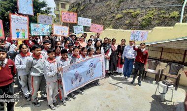 स्कूल में मतदान के प्रति बच्चों को किया जागरूक