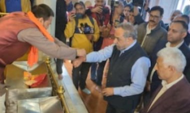 शिमला पहुंचे कांग्रेस प्रत्याशी, आनंद शर्मा ने कालीबाड़ी मंदिर में माथा टेका, फिर पीएम मोदी पर साधा निशाना