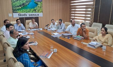 जिला निर्वाचन अधिकारी ने लोकसभा  चुनाव के सफल आयोजन के लिए नोडल  अधिकारियों   के साथ बैठक की