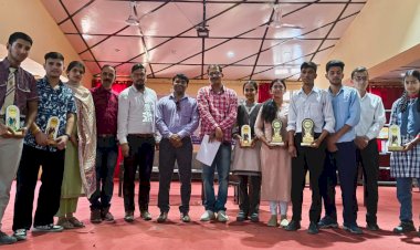 बंधना कुमारी और अजय ठाकुर ने जीती डेमोक्रेसी क्विज प्रतियोगिता,  एसडीएम ओम कांत ठाकुर ने विजेताओं को किया सम्मानित