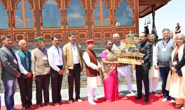 राज्यपाल ने राष्ट्रपति को भेंट किया स्मृति चिन्ह