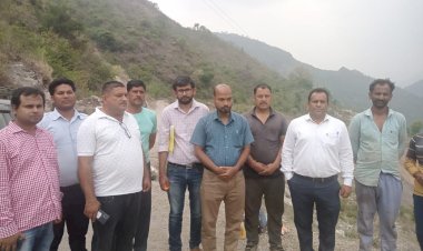 नाहन पहुंची टीम ने भूस्खलन और भूमि धंसाव के स्थलों को चिन्हित करके भेजा प्रशासन को  