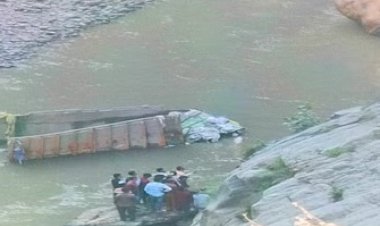 रावी में ट्रक गिरा, हादसे में चालक की मौत