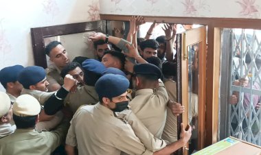 एसएफआई ने वीसी ऑफिस में वाणिज्य विभाग में फर्जी P. HD एडमिशन को लेकर किया धरना प्रदर्शन