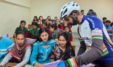 रिकांगपिओ महाविद्यालय में साइक्लिस्ट ने युवाओं को किया मतदान के प्रति जागरूक