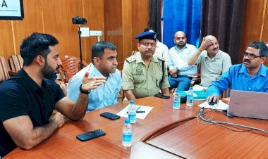 सामान्य पर्यवेक्षक ने जिला अधिकारियों और राजनीतिक दलों के प्रतिनिधियों के साथ की बैठकें