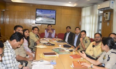 धर्मशाला में  मुख्य सचिव ने निर्वाचन की तैयारियों की समीक्षा