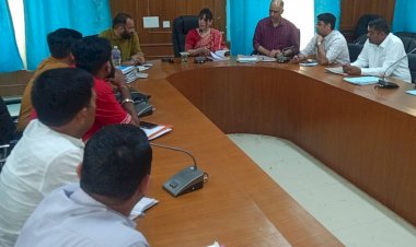 व्यय पर्यवेक्षक ने बंगाणा में राजनीतिक उम्मीदवारों और अधिकारियों के साथ की बैठक