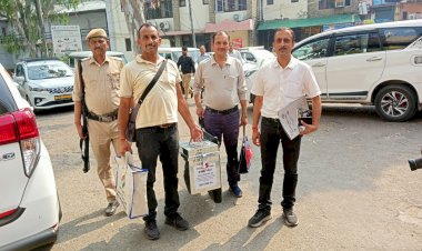 तीसरे दिन भी घर-घर पहुंची मतदान टीमें, पहले दो दिनों में कुल 1976 वयोवृद्ध और दिव्यांग मतदाता कर चुके हैं मतदान