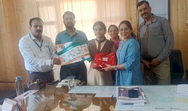 मतदाता जागरूकता पर महक का आमंत्रण कार्ड सबसे उत्कृष्ट, सहायक रिटर्निंग अधिकारी ने किया सम्मानित