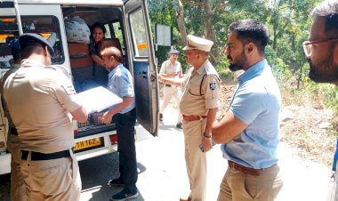 उपायुक्त और एसपी ने निगरानी टीमों ने साथ सख्ती से की वाहनों की जांच