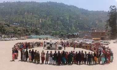 छुहारा ब्लॉक में स्वयं सहायता समूह की 300 महिलाओं रैली के माध्यम से दिया मतदान का सन्देश