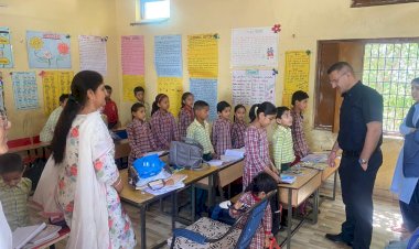 उपायुक्त ने रा.प्रा.पा. छात्रा नाहन के मतदान केन्द्र का किया निरीक्षण