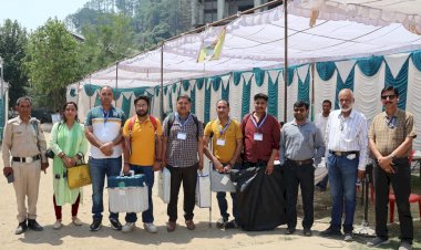 महिला और दिव्यांग कर्मियों के दल मतदान केन्द्रों को रवाना