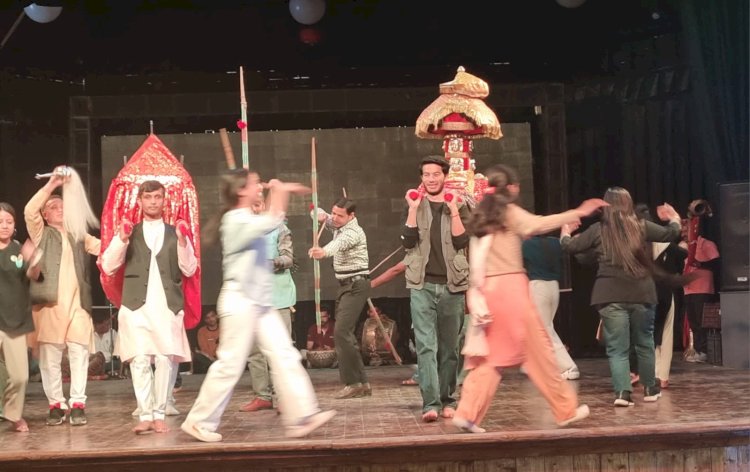सांस्कृतिक छठा को बिखरने के लिए प्रदेश के 80 चुनिंदा कलाकार गेयटी थिएटर में रिहर्सल कर पसीना बहा रहे