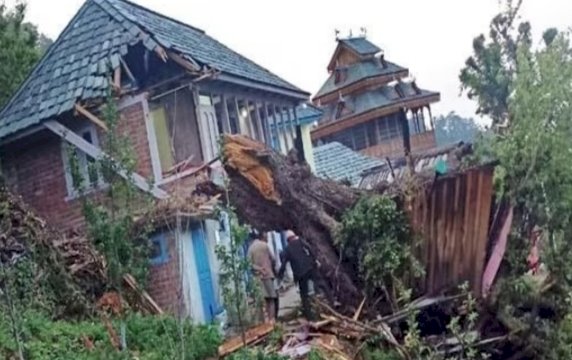 अंधड़ से रसोईघर पर पेड़ गिरा,  बाप की मौत बेटा हादसे में घायल,