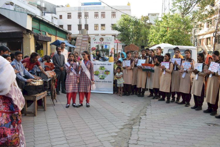 वोट डालने जाना है, लोकतंत्र के महापर्व को मिलकर हमें मनाना है, के संदेश से जागरूक किए मतदाता