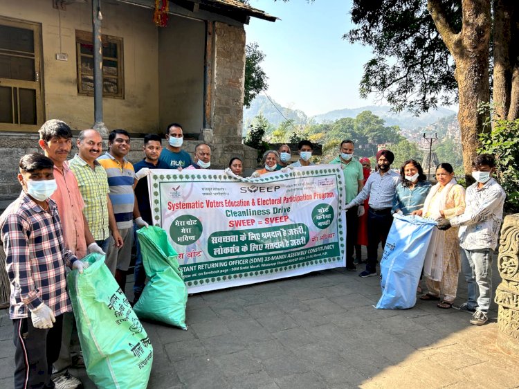 मतदाता जागरूकता का संदेश देने के लिए अधिकारियों ने स्थानीय लोगों के साथ मिलकर की सार्वजनिक जगहों की साफ-सफाई