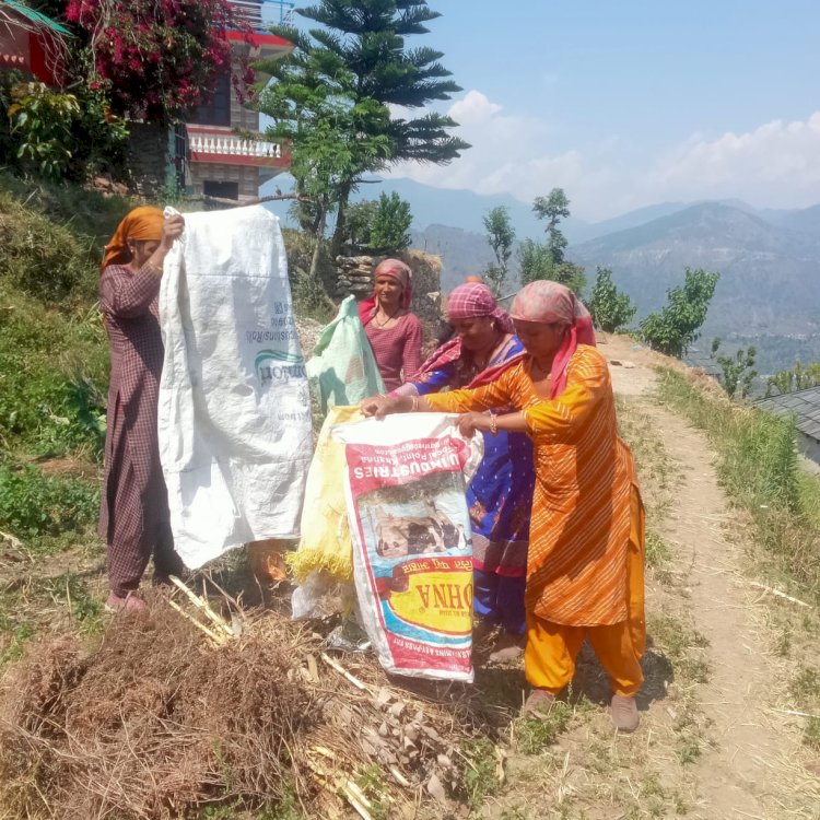 वोटर जागरूकता के लिए गांव-गांव किया गया स्वच्छता श्रमदान