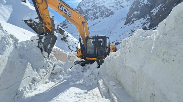 भारी वाहनों के लिए मनाली -बारालाचा -लेह मार्ग अभी बंद,  मौसम की अनुकूलता पर 20 मई तक बहाल होने की संभावना