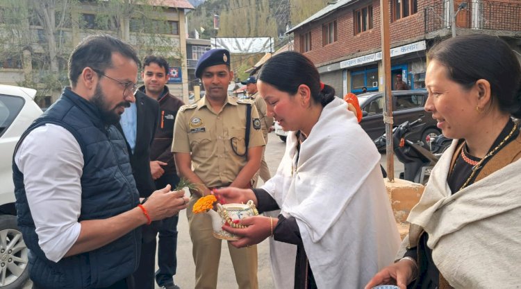 केलांग में सामान्य पर्यवेक्षक विनीत नंदनवर ने चुनाव प्रबंधों का लिया जायजा