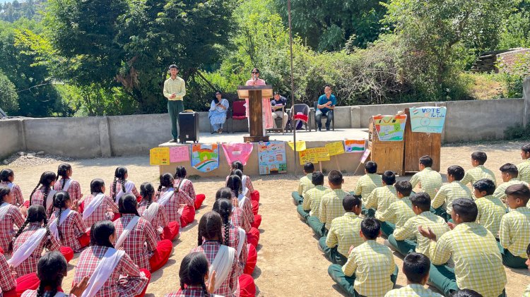 मोबाइल वैन के माध्यम से राजकीय माध्यमिक विद्यालय खोखन में दिया मतदाता जागरूकता का संदेश।