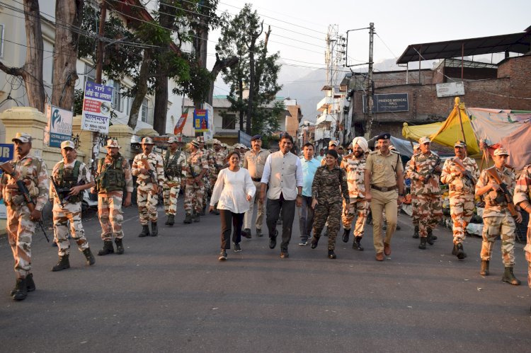 पालमपुर ज्वालामुखी में सुरक्षा कर्मियों ने किया फ्लैग मार्च