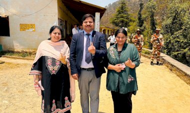 रिटर्निंग अधिकारी ने परिवार संग किया मत का प्रयोग