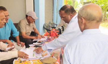 व्यय पर्यवेक्षक डॉ. कुंदन यादव ने किया बूथों का निरीक्षण, 100 मीटर के दायरे से हटवाए पोस्टर-बैनर