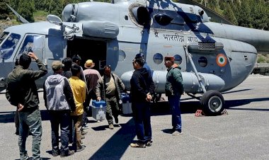 मतदान के उपरांत ईवीएम मशीने वायुसेना के हेलीकॉप्टर से पहुंचाई गई केलांग मुख्यालय में ।