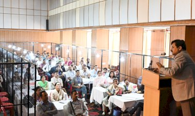 पोस्टल बैलेट की गिनती के लिए नियुक्त अधिकारी व कर्मचारियों का प्रशिक्षण