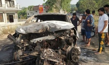 कार पैराफिट से टकराई,फिर लगी आग