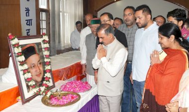 मुख्यमंत्री ने वीरभद्र सिंह की जयंती पर श्रद्धासुमन अर्पित किए
