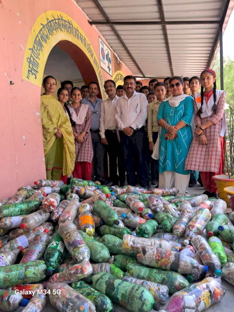 छात्रों ने 425 पॉली ब्रिक्स का निर्माण किया  सैनवाला जमा दो स्कुल में जारी है पर्यावरण गतिविधियां