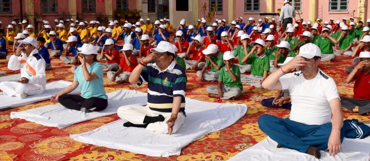 योग दिवस पर स्वास्थ्य परिवार कल्याण एवं सामाजिक न्याय मंत्री ने सोलन के आईटीआई में दिया संदेश