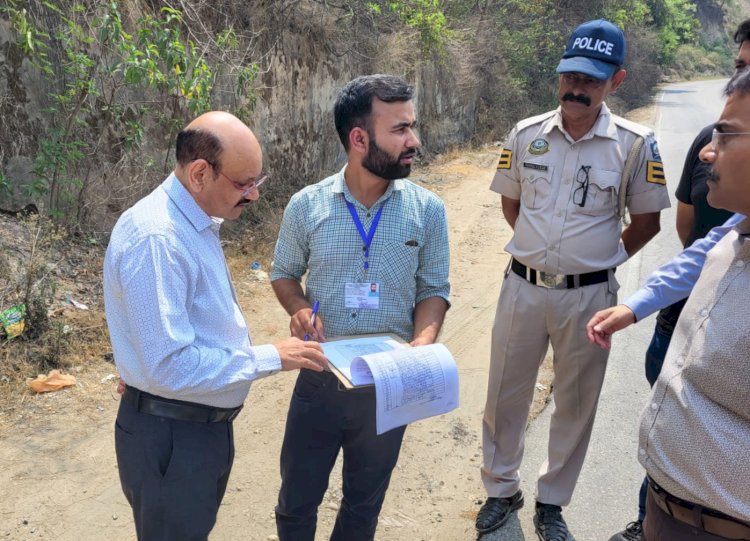 नादौन विधानसभा क्षेत्र की सीमा के पास अमरोह चौक पर तैनात टीमों का रिकॉर्ड चैक किया