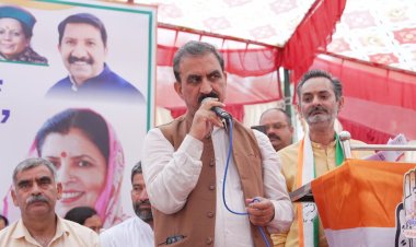 मुख्यमंत्री ने देहरा विधानसभा क्षेत्र में अनेक स्थानों पर नुक्कड़ सभाएं की