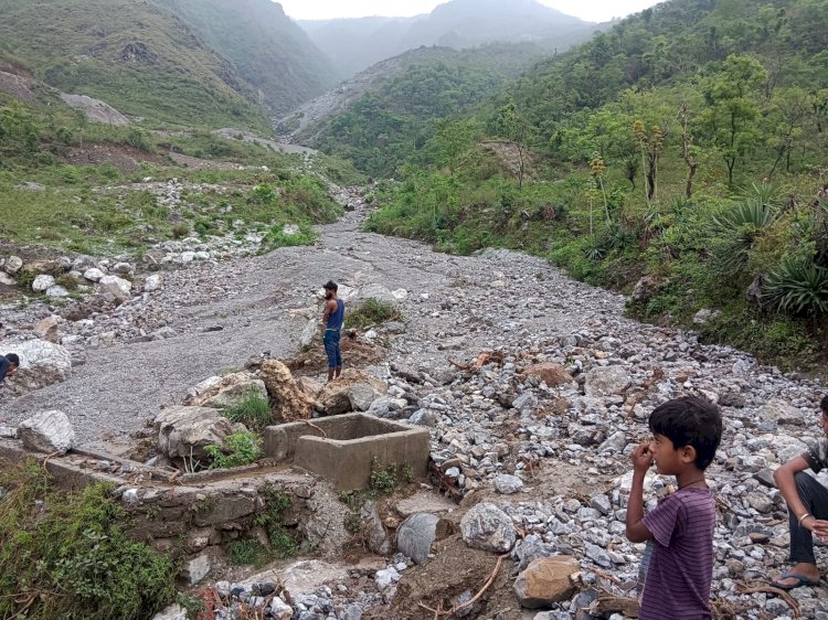 दाना गांव में मारसिद्ध मंदिर क्षतिग्रस्त, बादल फटने की आशंका