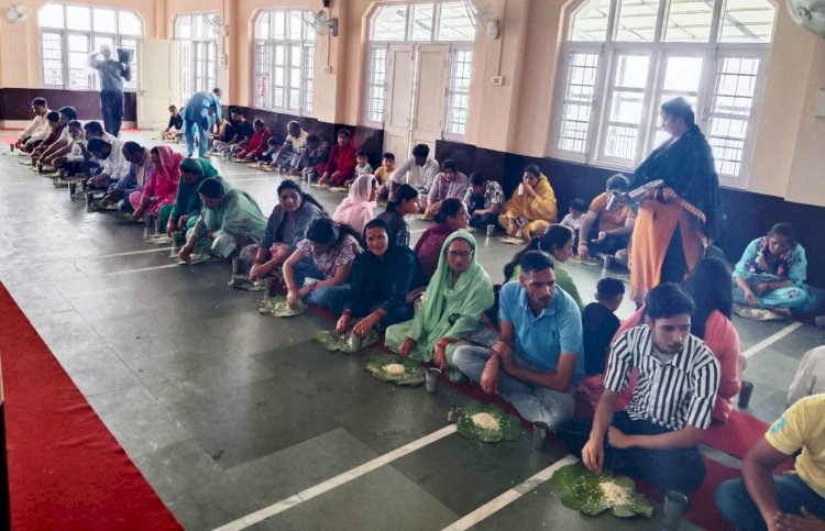 टौर के पत्तल में लंगर परोसने की तारादेवी मंदिर से हुई शुरुआत जिला के सभी मंदिरों में हरी पत्तल में लंगर परोसने की है योजना