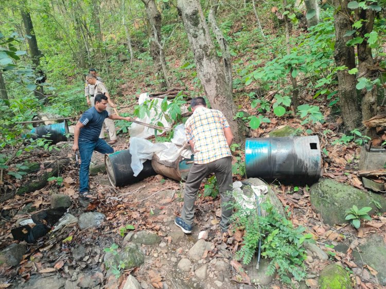 कोटड़ी ब्यास नाले चल रही नाजायज शराब 3 भट्टियां पकड़ी,6 हजार लाहन नष्ट की