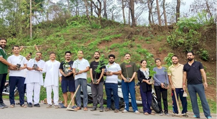 गुरू पूर्णिमा पर नाहन में आर्ट ऑफ लिविंग ने किया वृक्षारोपण, लगाए 100 पौधे